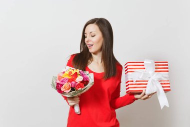 Kırmızı giysili güzel gül buket tutan genç güzel kadın beyaz arka plan üzerinde izole hediye kutusu mevcut. St Sevgililer günü, Dünya Kadınlar günü doğum günü tatil kavramı