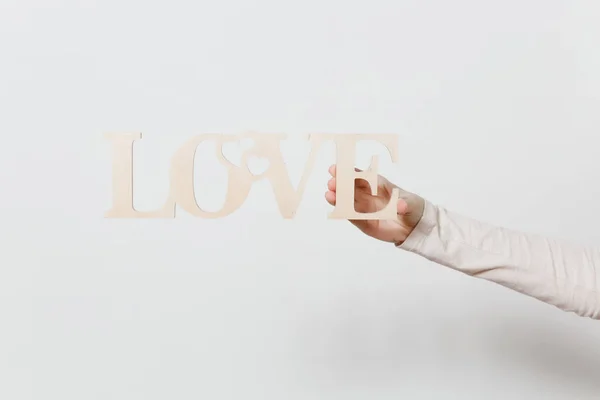 Acercamiento mujer sosteniendo palabra ligera de madera Amor en la mano aislado sobre fondo blanco. Copia espacio para la publicidad. Con lugar para el texto. San Valentín o concepto del Día Internacional de la Mujer . — Foto de Stock