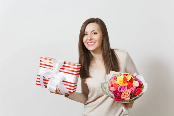 Jeune jolie femme tenant bouquet de belles fleurs de roses, boîte cadeau avec cadeau isolé sur fond blanc. Espace de copie pour la publicité. Saint-Valentin ou concept de la Journée internationale de la femme — Photo