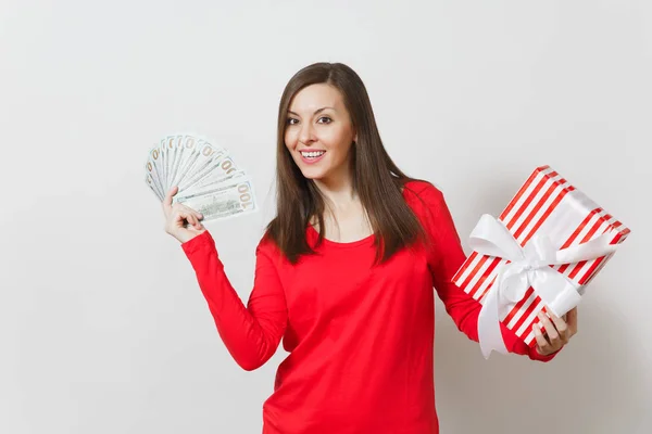 保持している女性バンドル現金ドル、白い背景で隔離の贈り物に赤いプレゼント ボックス。広告。聖バレンタインの日、国際女性の日、クリスマス、誕生日、休日の概念 — ストック写真