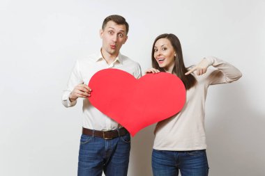 İki aşık. Büyük kırmızı kalpli beyaz arka plan üzerinde izole kadın ve erkek. Reklam için yer kopyalayın. Metin için yer ile. St. Valentine's gün Dünya Kadınlar günü doğum günü tatil kavramı