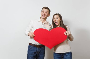 İki aşık. Büyük kırmızı kalpli beyaz arka plan üzerinde izole kadın ve erkek. Reklam için yer kopyalayın. Metin için yer ile. St. Valentine's gün Dünya Kadınlar günü doğum günü tatil kavramı