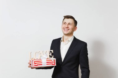 Ahşap kelime aşk, hediye izole beyaz zemin üzerine kırmızı mevcut kutu tutan takım elbiseli genç adam. Reklam için yer kopyalayın. St Sevgililer günü, Dünya Kadınlar günü doğum günü tatil kavramı