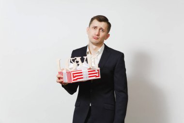 Üzgün üzgün adam ahşap kelime aşk kırmızı mevcut kutusu hediye beyaz arka plan üzerinde izole ile tutan takım elbiseli. Reklam için yer kopyalayın. St Sevgililer günü Uluslararası Kadınlar günü doğum günü tatil kavramı