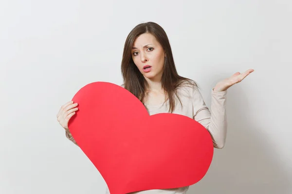 Triste triste triste mujer sosteniendo gran corazón rojo en las manos isolat — Foto de Stock
