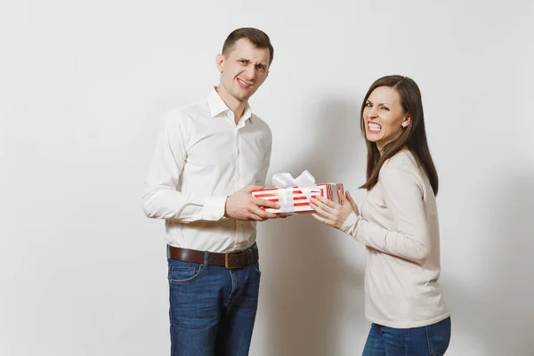Una coppia innamorata. Avido uomo che dà donna regalo scatola con regalo isolato su sfondo bianco. Copia spazio per pubblicità. Il Giorno di S. Valentino, il Giorno Delle donne Internazionale, il compleanno, il concetto di vacanza . — Foto Stock