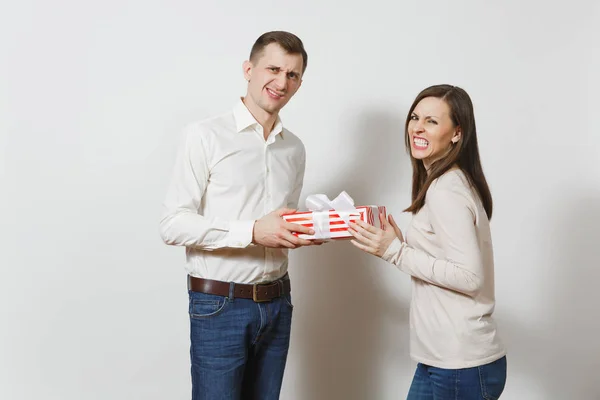 Verliefde paar. Hebzuchtig man geven vrouw aanwezig doos met gave geïsoleerd op een witte achtergrond. Kopiëren van ruimte voor reclame. St. Valentine's Day, internationale Vrouwendag, verjaardag, vakantie concept. — Stockfoto