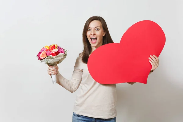 Junge hübsche Frau mit einem großen roten Herz, einem Strauß schöner Rosen auf weißem Hintergrund. Kopierfläche für Werbung. Platz für Text. St. Valentinstag oder Internationaler Frauentag — Stockfoto