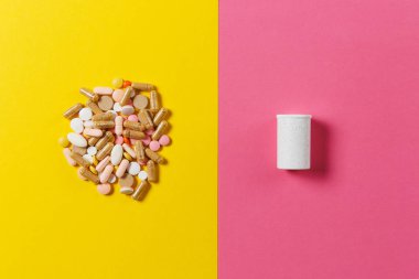 İlaç beyaz renkli yuvarlak tabletler sarı pembe renkli arka plan üzerinde soyut düzenlenmiştir. Aspirin tasarım için hap kapsül. Sağlık tedavi sağlıklı yaşam kavramı. Kopyalama alanı reklam