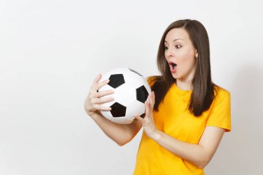 Güzel Avrupa genç neşeli mutlu kadın, futbol fan veya oyuncu futbol topu tutan sarı üniformalı beyaz arka plan üzerinde izole. Spor, oyun futbol, sağlık, sağlıklı yaşam konsepti.