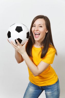 Çok Avrupa genç gülümseyen mutlu kadın, futbol fan veya oyuncu beyaz arka plan üzerinde izole futbol topu tutan sarı üniformalı kapatın. Spor, oyun futbol, sağlık, sağlıklı yaşam konsepti.