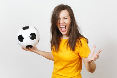 Güzel Avrupa genç çığlık atan kadın, futbol fan veya oyuncu futbol topu tutan sarı üniformalı beyaz arka plan üzerinde izole kızgın. Spor, oyun futbol, sağlık, sağlıklı yaşam konsepti.