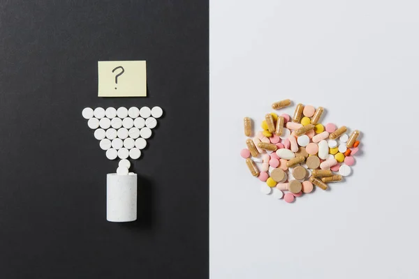 Leki białe kolorowe okrągłe tabletki ułożone abstrakcja biały czarny tło. Aspiryna, kapsułki pigułki projekt. Zdrowia, leczenie, wybór pojęcie zdrowego stylu życia. Miejsce na reklamę. — Zdjęcie stockowe