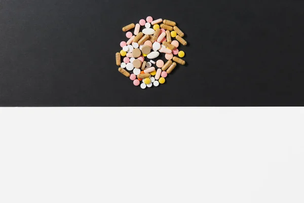 Лекарства белые красочные круглые таблетки расположены абстрактно на белом черном фоне. Аспирин, капсулы таблетки дизайн. Здоровье, лечение, выбор концепции здорового образа жизни. Копирование места для рекламы . — стоковое фото