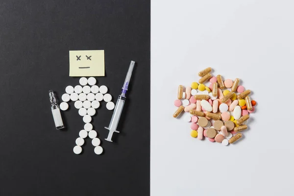 Medicinering färgglada runda tabletter ordnade abstrakt på vit svart bakgrund. Människa ledsen, ampull, Töm sprutans nål, kapsel piller design. Behandlingskoncept val hälsosam livsstil. Kopiera utrymme. — Stockfoto
