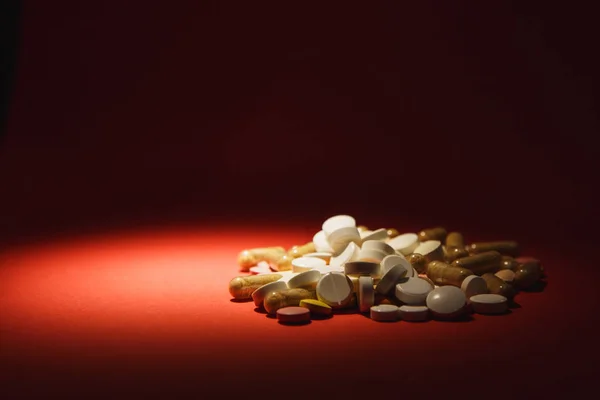 Léky bílé barevné kulaté tablety uspořádány abstrakt na tmavě červenou barvu pozadí. Aspirin, tobolka pilulek pro design. Zdraví, léčba volbou zdravého životního stylu konceptu. Kopírovat reklamní prostor. — Stock fotografie