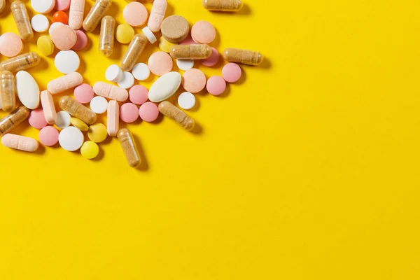 Medicamentos comprimidos redondos de color blanco dispuestos abstracto sobre fondo de color amarillo. Aspirina, cápsulas para el diseño. Salud, tratamiento, elección concepto de estilo de vida saludable. Copiar anuncio de espacio . — Foto de Stock
