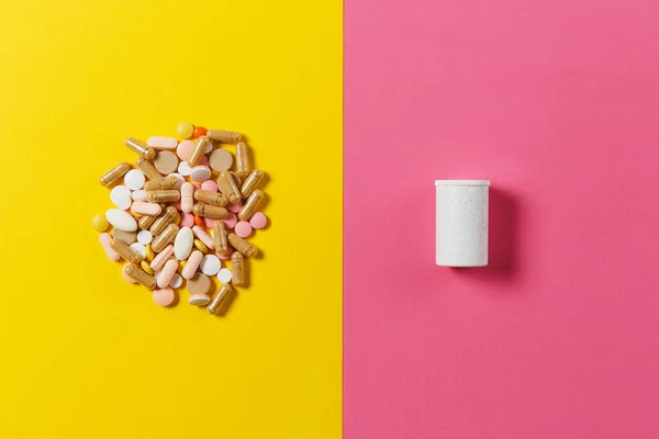 Medication white colorful round tablets arranged abstract on yellow pink color background. Aspirin capsule pills for design. Health treatment choice healthy lifestyle concept. Copy space advertisement — Stock Photo, Image