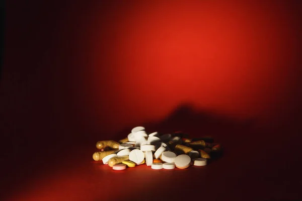 Leki białe kolorowe okrągłe tabletki ułożone Abstrakcja na tle ciemno czerwony kolor. Aspiryna, kapsułki pigułki dla projektu. Zdrowia, koncepcję leczenia wybór zdrowego stylu życia. Kopiować miejsca ogłoszenie. — Zdjęcie stockowe