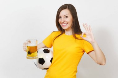 Güzel Avrupa genç neşeli kadın, futbol fan veya oyuncu bira kupa bira, beyaz arka plan üzerinde izole futbol topu tutan sarı üniformalı. Spor, futbol, sağlıklı yaşam konsepti.