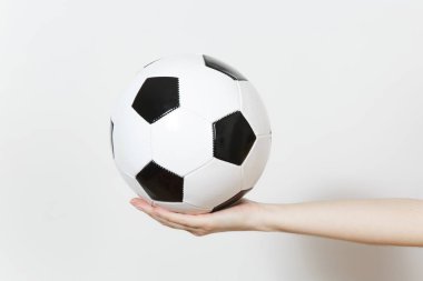 Erkek beyaz arka plan üzerinde izole klasik beyaz siyah top tutan eller. Spor, oyun futbol, sağlık, sağlıklı yaşam konsepti.