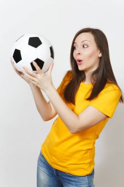 Çok Avrupa genç gülümseyen mutlu kadın, futbol fan veya oyuncu beyaz arka plan üzerinde izole futbol topu tutan sarı üniformalı kapatın. Spor, oyun futbol, sağlık, sağlıklı yaşam konsepti.