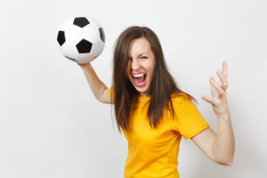 Güzel Avrupa genç çığlık atan kadın, futbol fan veya oyuncu futbol topu tutan sarı üniformalı beyaz arka plan üzerinde izole kızgın. Spor, oyun futbol, sağlık, sağlıklı yaşam konsepti.