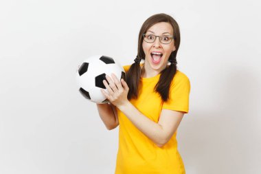 Avrupa kadın gülümsüyor, iki midilli uçlar, futbol fan veya gözlük, sarı üniforma tutun beyaz arka plan üzerinde klasik futbol topu izole Player'da eğlenceli. Spor, oyun, futbol, sağlıklı yaşam konsepti.