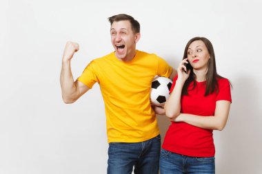 Genç adam, kayıtsız kadın cep telefonunda söz eğlenceli yapan