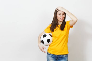 Çok Avrupa genç üzgün üzgün kadın, futbol fan veya sarı Tekdüzen oyuncunun futbol topu tutuyor, beyaz arka plan üzerinde izole takım kaybetme konusunda endişeleniyor. Spor, futbol, yaşam kavramı.