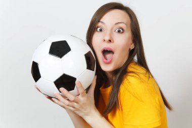 Çok Avrupa genç gülümseyen mutlu kadın, futbol fan veya oyuncu beyaz arka plan üzerinde izole futbol topu tutan sarı üniformalı kapatın. Spor, oyun futbol, sağlık, sağlıklı yaşam konsepti.