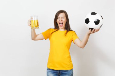 Güzel Avrupa genç neşeli kadın, futbol fan veya oyuncu bira kupa bira, beyaz arka plan üzerinde izole futbol topu tutan sarı üniformalı. Spor, futbol, sağlıklı yaşam konsepti.