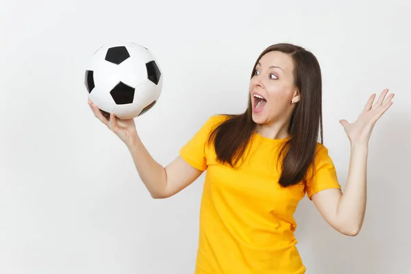 Красивая европейская молодая веселая счастливая женщина, футбольный фанат или игрок в желтой форме, держа футбольный мяч изолирован на белом фоне. Спорт, футбол, здоровье, концепция здорового образа жизни . — стоковое фото