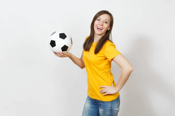 Bella europea giovane allegra donna felice, tifoso di calcio o giocatore in uniforme gialla che tiene il pallone da calcio isolato su sfondo bianco. Sport, calcio, salute, stile di vita sano . — Foto Stock