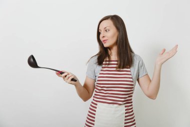 Genç çekici gülümseyen beyaz ev kadını çizgili önlük beyaz arka plan üzerinde izole. Siyah mutfak çorba Kepçe tutan güzel hizmetçi kadın. Kopya alanı reklam için.