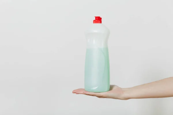 Lavavajillas Dispensador de detergente. Botella con lavavajillas líquido limpiador en mano aislado sobre fondo blanco. Botella con espacio de copia para publicidad. Trabajo doméstico y concepto sanitario . — Foto de Stock