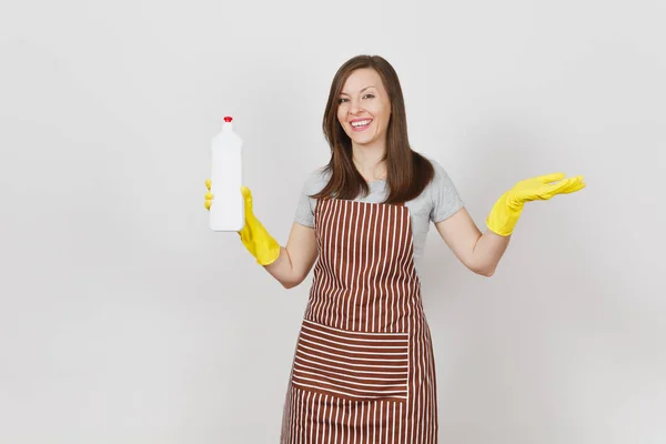 Jovem dona de casa em luvas amarelas, avental listrado, limpeza pano em — Fotografia de Stock