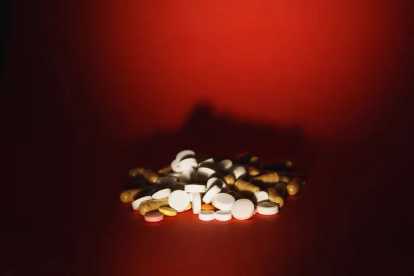 İlaç beyaz renkli yuvarlak tablet soyut koyu kırmızı renk arka plan üzerinde düzenlenmiştir. Aspirin, tasarım için kapsül hap. Sağlık, tedavi sağlıklı yaşam kavramı. Kopyalama alanı reklam. — Stok fotoğraf