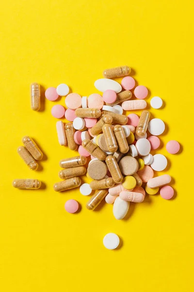 Medicamentos comprimidos redondos de color blanco dispuestos abstracto sobre fondo de color amarillo. Aspirina, cápsulas para el diseño. Salud, tratamiento, elección concepto de estilo de vida saludable. Copiar anuncio de espacio . — Foto de Stock