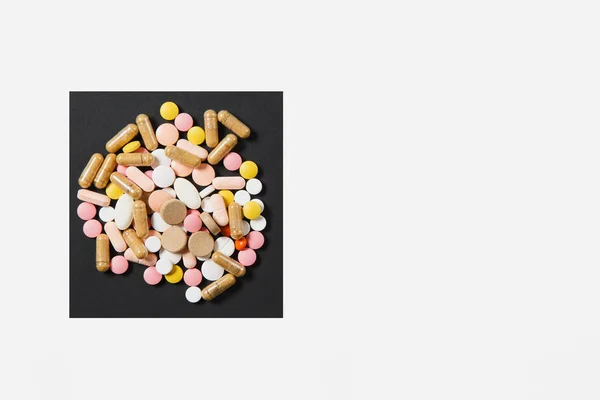药物白色彩色圆形片剂安排抽象在正方形在白色黑色背景。阿司匹林, 胶囊丸的设计。治疗, 选择健康的生活方式观念。复制广告空间. — 图库照片