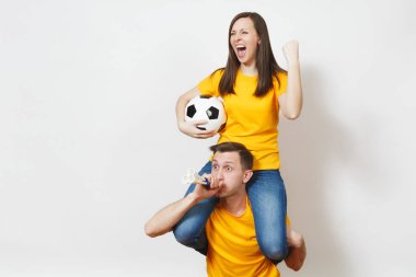 Genç çift, kadın oturup adam omuzlarında, fanlar futbol topu boru tezahürat favori futbol takımı ifade gesticulate beyaz arka plan üzerinde izole el ile esin kaynağı oldu. Aile Eğlence, yaşam kavramı.