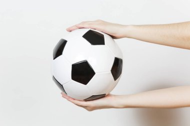 Erkek, beyaz arka plan üzerinde siyah topu izole klasik beyaz yatay holding futbol eller. Spor, oyun futbol, sağlık, sağlıklı yaşam konsepti.