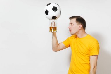 Üzgün üzgün genç Avrupa adam, fan veya oyuncu sarı üniforma tutun bira kupa bira şaşkın, futbol topu favori futbol takımı beyaz arka plan üzerinde izole tezahürat. Spor, oyun, yaşam kavramı.