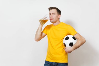 İlham genç neşeli Avrupa adam, fan veya oyuncu sarı üniforma içki bira kupa bira, futbol topu tezahürat favori futbol takımı beyaz arka plan üzerinde izole eğlenceli. Spor, oyun, yaşam kavramı.