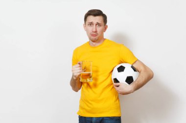 Üzgün üzgün genç Avrupa adam, fan veya oyuncu sarı üniforma tutun bira kupa bira şaşkın, futbol topu favori futbol takımı beyaz arka plan üzerinde izole tezahürat. Spor, oyun, yaşam kavramı.