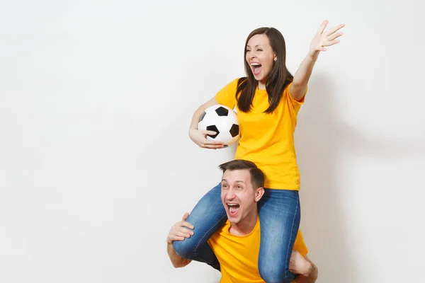 好きなサッカー チーム表現力豊かなサインを送る手白い背景の分離を応援サッカー ボールと若いカップル、女性男の肩の上に座る、ファンに影響を与えた。家族のレジャー ・ ライフ スタイルのコンセプト. — ストック写真