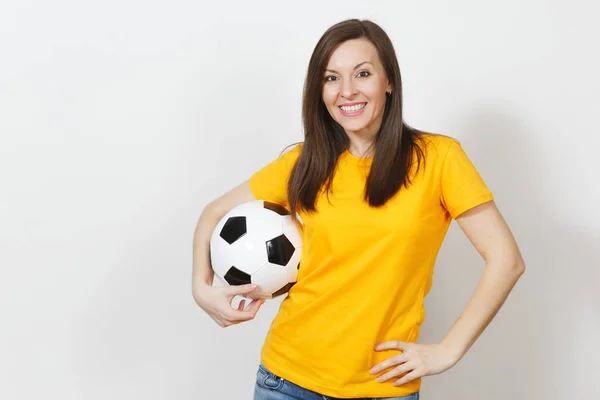 Piękny Europejska młoda kobieta szczęśliwy wesoły, fan piłki nożnej lub gracz w mundurze żółty trzymając piłki nożnej na białym tle na białym tle. Sport, gry piłka nożna, zdrowie, pojęcie zdrowego stylu życia. — Zdjęcie stockowe