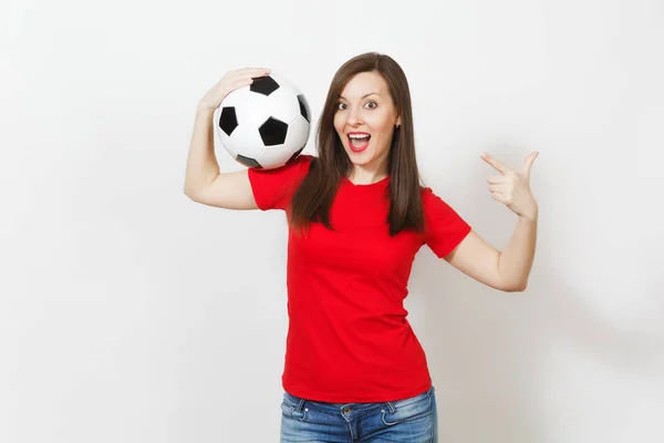 美しいヨーロッパ若い陽気な幸せな女、フットボールのファン、または古典的なサッカー ボールを保持している赤で統一プレーヤー ホワイト バック グラウンド上に分離。スポーツ、サッカー、健康、健康的なライフ スタイル コンセプトを再生. — ストック写真