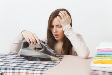 Eğlenceli yakından demir ile Ütü Masası üzerinde giyim şok ev kadını hafif giysiler kareli gömlek, Ütü yorgun. Beyaz arka plan üzerinde izole kadın. Temizlik kavramı. Kopyalama alanı reklam.