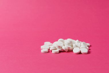 İlaç kazık beyaz yuvarlak pembe Gül renkli arka plan üzerinde düzenlenmiş tablet soyut. Aspirin, tasarım için kapsül hap. Sağlık, tedavi, sağlıklı yaşam kavramı. Kopyalama alanı reklam.